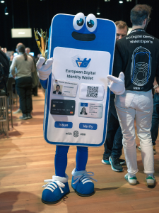 EUDI-Wallet Maskottchen; Foto: Felix Adler | https://felixadler.com