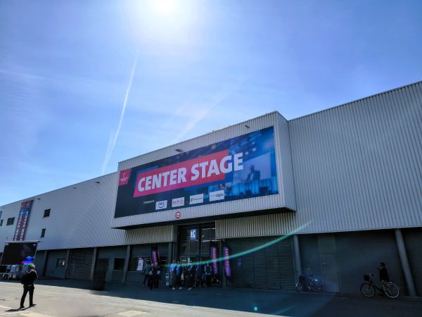 Messehalle mit großem Schild Center Stage